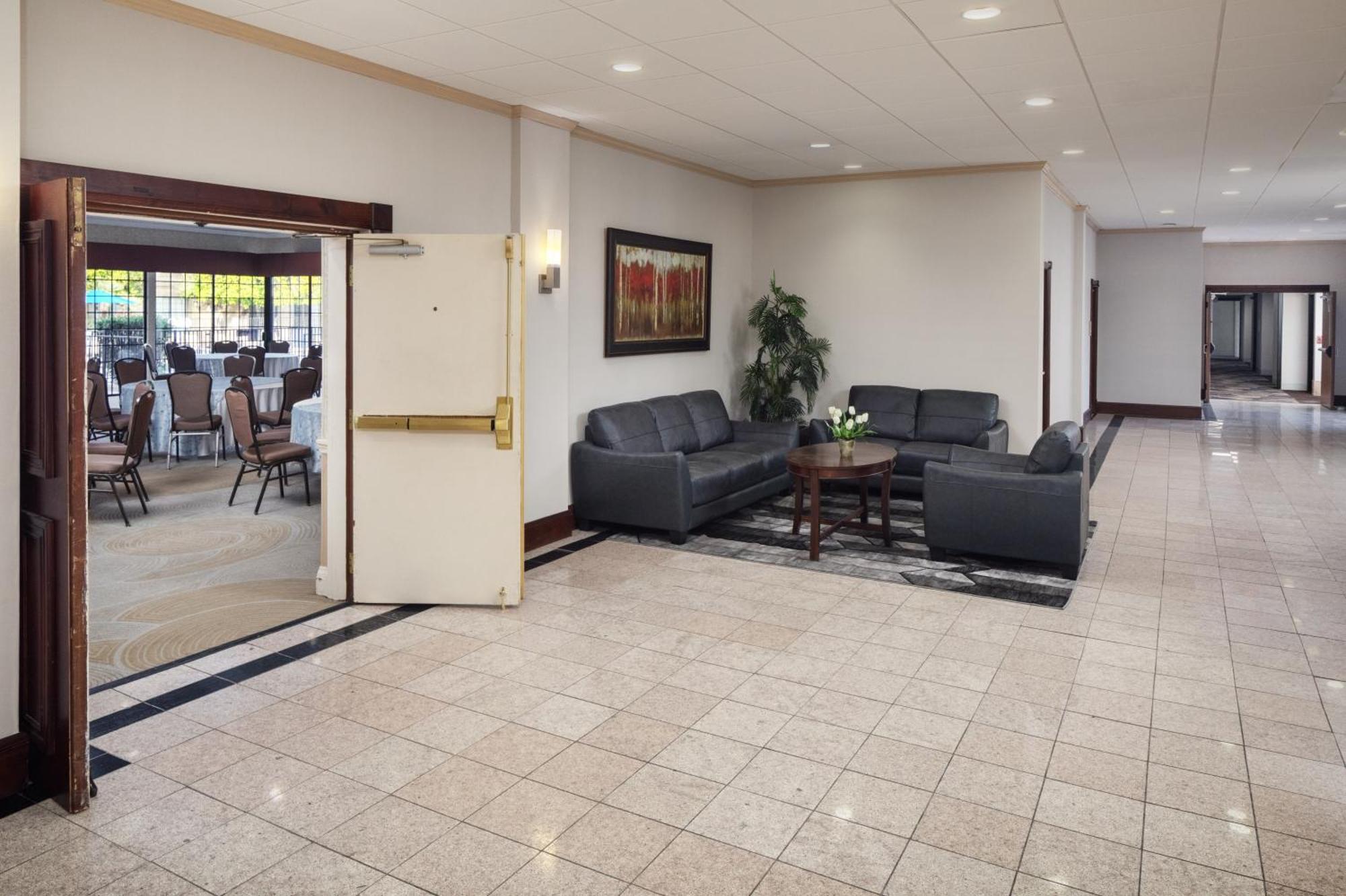 Wyndham Tucson Airport Hotel & Conference Center Экстерьер фото